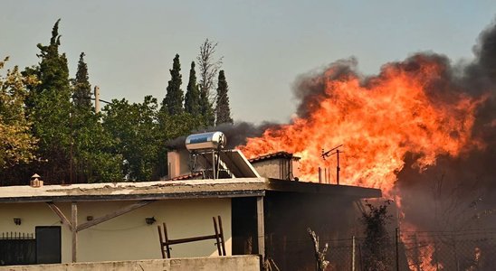 Grecia: Pompierii se luptă cu incendii în toată ţara. Unele localităţi, evacuate