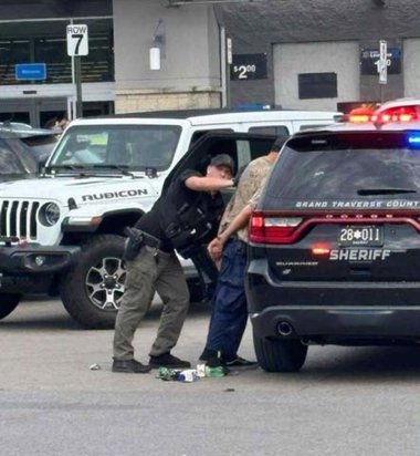 Statele Unite: Cel puţin 11 persoane înjunghiate în faţa unui supermarket