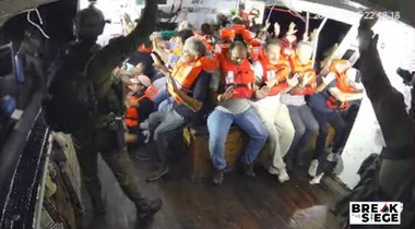 Nava Handala a Flotilei Libertăţii, interceptată de militari israelieni în drum către Fâşia Gaza. Activiştii de la bord cântă cântecul antifascist italian ”Bella Ciao” în timp ce militarii preiau controlul