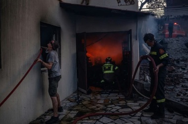 Pompieri greci luptă, a doua zi la rând, împotriva unor incendii de pădure devastatoare în mai multe regiuni. Cinci incendii principale fac favagii în în Peninsula Pelopones şi pe insulele Creta, Evia şi Kythira, în condiţii de vânt şi caniculă