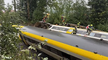 Germania: Un tren cu 100 de pasageri a deraiat. Informaţii contradictorii cu privire la victime: unele surse scriu că mai multe persoane au murit, altele că sunt doar răniţi