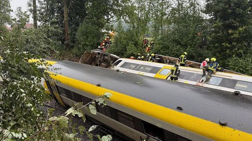 UPDATE - Germania: Un tren cu 100 de pasageri a deraiat. Au murit cel puţin patru oameni