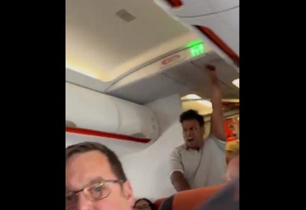Un pasager a fost arestat la aterizarea în Scoţia de poliţia antiteroristă după ce a perturbat un zbor spunând că are o bombă şi strigând „Moarte lui Trump” - VIDEO

