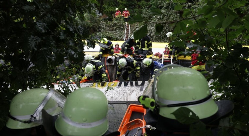 Deraierea unui tren soldată cu trei morţi şi 41 de răniţi în în sud-vestul Germaniei, cauzată de o alunecare de teren, în urma revărsării unei canalizări din cauza unor ploi puternice. Nu există niciun semn al unui act criminal, anunţă anchetatorii