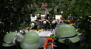 Deraierea unui tren soldată cu trei morţi şi 41 de răniţi în în sud-vestul Germaniei, cauzată de o alunecare de teren, în urma revărsării unei canalizări din cauza unor ploi puternice. Nu există niciun semn al unui act criminal, anunţă anchetatorii