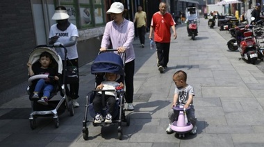 Guvernul chinez anunţă plata unei alocaţii fără precedent de 420 € pentru un copil, pe o perioadă de trei ani, către părinţi, cu scopul de a stimula natalitatea. ONU: populaţia chineză poate scădea de la 1,4 mld, la 800 mil. până în 2100