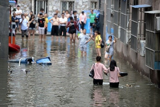 Ploile torenţiale şi inundaţiile au provocat moartea a 30 de persoane în Beijing

