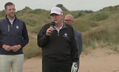 Donald Trump se laudă că „a oprit cam cinci războaie” în timp ce inaugurează un nou teren de golf în Scoţia şi promite să colaboreze cu Netanyahu