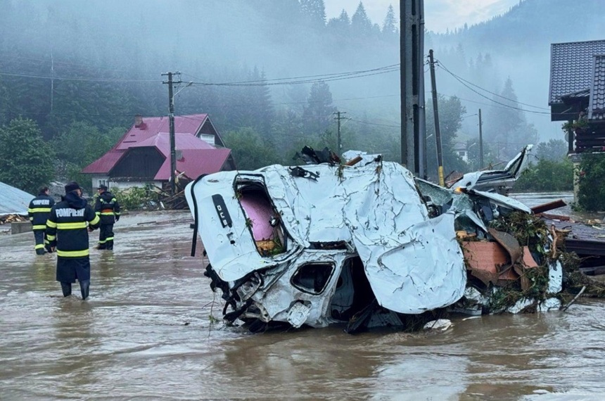 AFP: Trei morţi în România, în urma unor inundaţii devastatoare, drumuri acoperite de ape şi torente de noroi