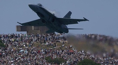 Un avion spaniol de vânătoare de tip EF-18 Hornet evită la limită se se prăbuşească pe o plajă, în nordul Spaniei, la un festival aerian la Gijon