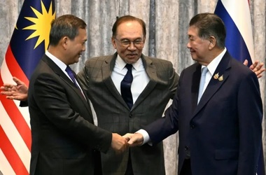 Thailanda acuză Cambodgia, care dezminte, de încălcarea armistiţiului sub egida Malaysiei, după ce a intrat în vigoare