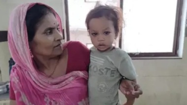 Un băiat de doi ani din India, atacat de o cobră, o muşcă şi o omoară