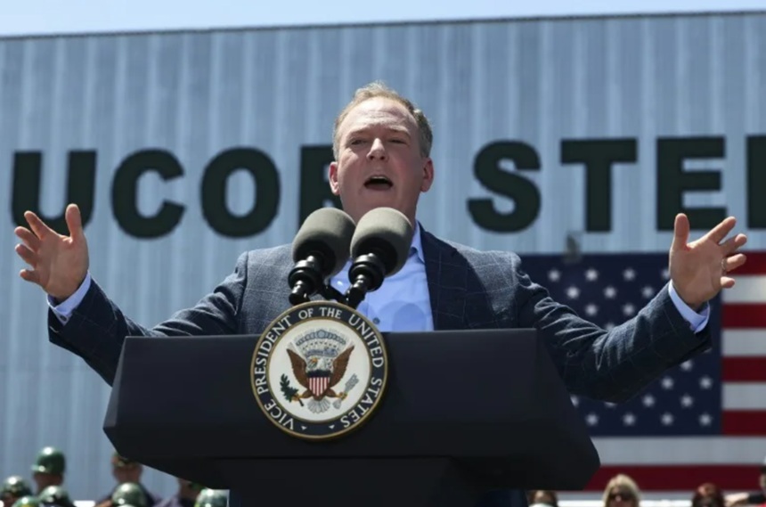 Administraţia Trump anunţă că revine asupra unei decizii fundamentale din 2009 în lupta împotriva emisiilor de gaze cu efect de seră în SUA, o reformă care urmează să permită o vastă dereglementare în sectorul automobilelor 