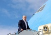 Trump îşi schimbă versiunea, la bordul Air Force One, la întoarcerea din Scoţia, şi spune că a rupt-o cu Epstein din cauză că i-a luat angajaţi de la spa-ul de la Mar-a-Lago. Între aceste femei tinere se află Virginia Giuffre, în centrul scandalului care-
