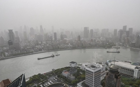 Aproximativ 283.000 de persoane evacuate la Shanghai, din calea taifunului Co-May, care a atins uscatul în provincia Zhejiang, situată la sud de Shanghai. O alertă de tsunami, fără legătură cu taifunul, în urma cutremurului din Kamceatka, ridicată