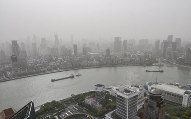 Aproximativ 283.000 de persoane evacuate la Shanghai, din calea taifunului Co-May, care atins uscatul în provincia Zhejiang, situată la sud de Shanghai. O alertă de tsunami, fără legătură cu taifunul, în urma cutremurului din Kamceatka, ridicată