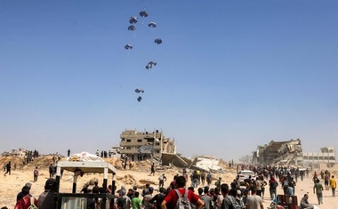 Belgia anunţă că participă la o operaţiune internaţională de paraşutare de ajutor umanitar în Fâşia Gaza coordonată de Iordania. Abdallah al II-lea denunţă ”cea mai gravă catastrofă umanitară din istoria modernă” 
