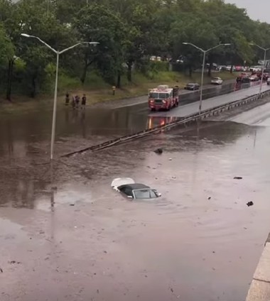 Ploi torenţiale şi inundaţii perturbă transporturile pe Coasta de Est a SUA - VIDEO