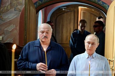 După ce l-a dus pe Lukaşenko la mănăstire, Putin sugerează alături de el că nu este impresionat de ultimatumul lui Trump şi nu va da înapoi în Ucraina