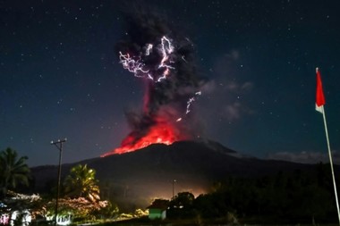 Un vulcan din Indonezia a intrat din nou în erupţie şi aruncă o coloană de cenuşă de 10 kilometri înălţime