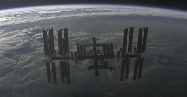 Capsula Crew Dragon a SpaceX a ajuns la Staţia Spaţială Internaţională cu patru astronauţi la bord, între care doi americani şi un rus - VIDEO