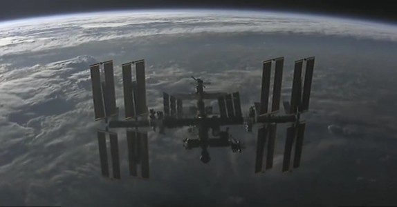 Capsula Crew Dragon a SpaceX a ajuns la Staţia Spaţială Internaţională cu patru astronauţi la bord, între care doi americani şi un rus - VIDEO