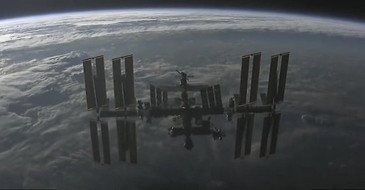 Capsula Crew Dragon a SpaceX a ajuns la Staţia Spaţială Internaţională cu patru astronauţi la bord, între care doi americani şi un rus - VIDEO