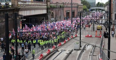 Ciocniri în timpul unor manifestaţii anti-imigranţi la Londra şi Manchester