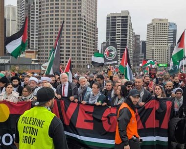 Julian Assange, printre zecile de mii de manifestanţi propalestinieni din Sydney - VIDEO