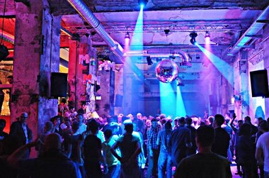 Cel mai vechi şi mai mare club de noapte gay din Germania şi-a declarat falimentul. „Clubsterben”, un fenomen cu care Berlinul se confruntă tot mai pregnant 