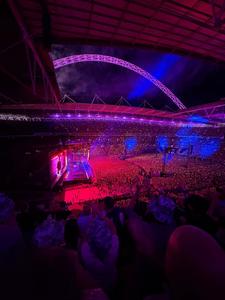 Un fan Oasis a murit căzând de la tribuna superioară a stadionului Wembley în timpul concertului
