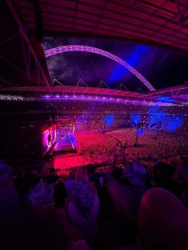 Un fan Oasis a murit căzând de la tribuna superioară a stadionului Wembley în timpul concertului