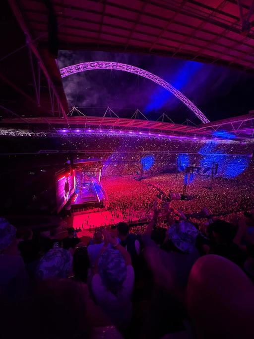 Un fan Oasis a murit căzând de la tribuna superioară a stadionului Wembley în timpul concertului