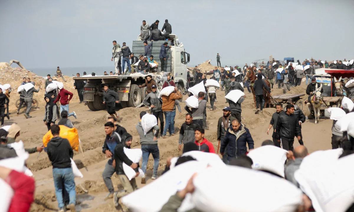Hamas va permite acordarea de ajutor pentru ostatici, dacă Israelul încetează atacurile aeriene şi deschide coridoare umanitare permanente / 6 palestinieni au murit de malnutriţie în 24 de ore, 80 au fost ucişi / Au fost autorizate camioane cu combustibil
