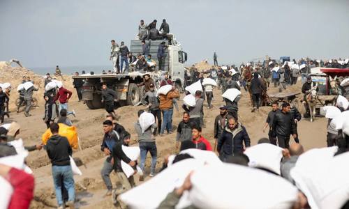 Hamas va permite acordarea de ajutor pentru ostatici, dacă Israelul încetează atacurile aeriene şi deschide coridoare umanitare permanente / 6 palestinieni au murit de malnutriţie în 24 de ore, 80 au fost ucişi / Au fost autorizate camioane cu combustibil
