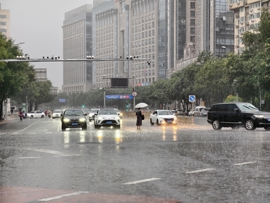 Beijingul, în alertă maximă din cauza ploilor torenţiale. Locuitorilor li s-a cerut să evite ieşirile în oraş