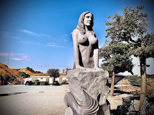 Statuia unei sirene, considerată „urâtă şi pornografică”, provoacă scandal în Danemarca