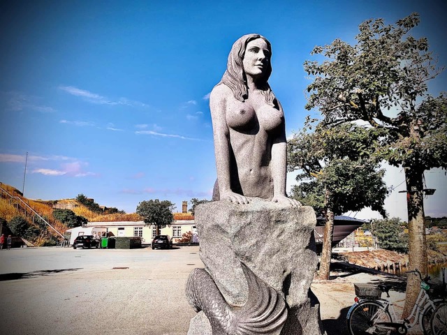 Statuia unei sirene, considerată „urâtă şi pornografică”, provoacă scandal în Danemarca