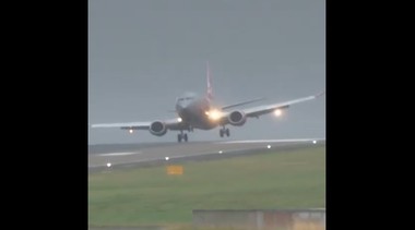 Scoţia, zguduită de o furtună neobişnuit de puternică în plin sezon turistic. Rafalele de vânt au atins chiar şi 200 km/h, făcând pagube şi perturbând transportul aerian şi feroviar. Aterizare cu emoţii pentru un avion - VIDEO