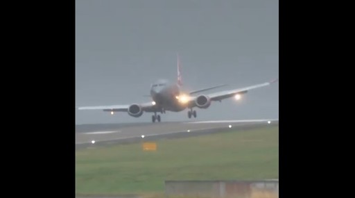Scoţia, zguduită de o furtună neobişnuit de puternică în plin sezon turistic. Rafalele de vânt au atins chiar şi 200 km/h, făcând pagube şi perturbând transportul aerian şi feroviar. Aterizare cu emoţii pentru un avion - VIDEO