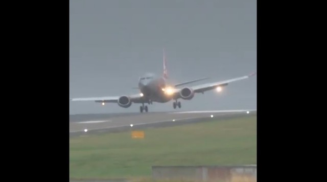 Scoţia, zguduită de o furtună neobişnuit de puternică în plin sezon turistic. Rafalele de vânt au atins chiar şi 200 km/h, făcând pagube şi perturbând transportul aerian şi feroviar. Aterizare cu emoţii pentru un avion – VIDEO