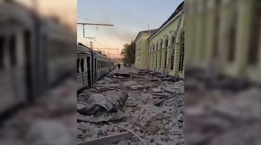 Un lucrător feroviar ucis, alţi patru răniţi şi doi copii răniţi în estul Ucrainei, într-un atac rus la Lozova, în apropiere de Harkov, anunţă primarul Serghii Zelenski. gara, infrastructuri feroviare, imobile şi cartiere rezidenţiale, atinse în atac. 
