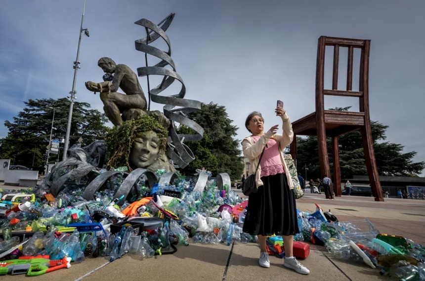 ”Povara Gânditorului”, o reproducere efemeră a ”Gânditorului” lui Rodin, alertează în faţa sediului ONU, la Geneva, împotriva poluării cu plastic, pe timpul negocierilor unui tratat constrângător juridic împotriva poluării cu plastic în lume, în perioada