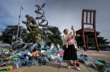 ”Povara Gânditorului”, o reproducere efemeră a ”Gânditorului” lui Rodin, alertează în faţa sediului ONU, la Geneva, împotriva poluării cu plastic, pe timpul negocierilor unui tratat constrângător juridic împotriva poluării cu plastic în lume, în perioada 5-14 august