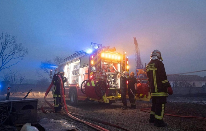O femeie moartă în locuinţa sa, la Aude, în cel mai mare incendiu în Franţa din această vară. 25 de locuinţe distruse sau avariate. Doi răniţi, unul grav cu arsuri. Şapte pompieri răniţi, doi spitalizaţi