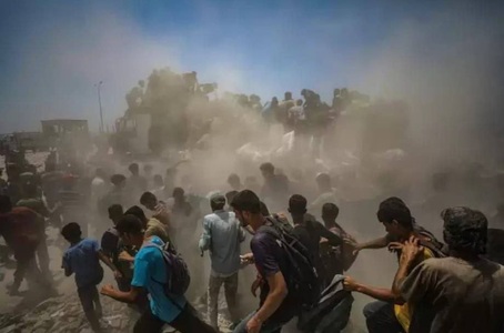 Cel puţin 20 de morţi şi zeci de răniţi în Fâşia Gaza, în urma răsturnării unui camion cu alimente, anunţă Apărarea Civilă. Guvernul Hamas acuză armata israeliană că obligă camioanele să folosească rute periculoase, pe drumuri bombardate 