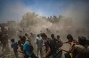 Cel puţin 20 de morţi şi zeci de răniţi în Fâşia Gaza, în urma răsturnării unui camion cu alimente, anunţă Apărarea Civilă. Guvernul Hamas acuză armata israeliană că obligă camioanele să folosească rute periculoase, pe drumuri bombardate 