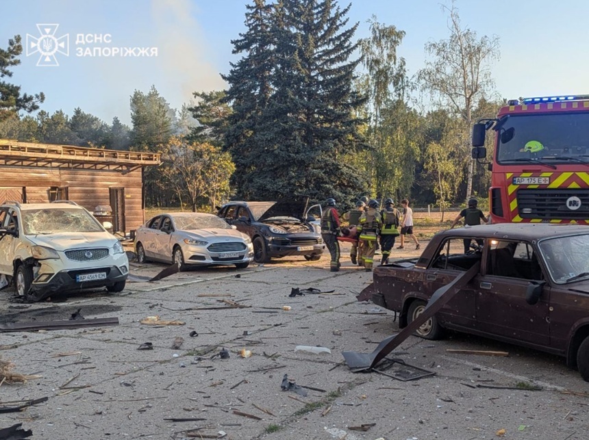 Cel puţin doi morţi şi 12 răniţi, inclusiv doi copii într-o tabără, în Zaporojie, într-un atac rus cu bombe aeriene. Zelenski denunţă un atac menit să semene frica. Un mort şi răniţi la Pokrovsk