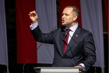 Istoricul naţionalist Karol Nawrocki devine noul preşedinte al Poloniei. Primele sale declaraţii prevestesc o coabitare dificilă cu Guvernul proeuropean Tusk. ”Trebuie să luptăm împotriva celor care împing naţiunea către declin şi degradare”