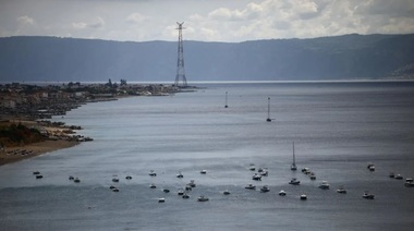 Italia relansează proiectul ambiţios al Podului Messina între Sicilia şi peninsulă, vechi de peste o jumătate de secol. Roma speră ca infrastructura suspendată de 3.300 m, estimată la 13,5 mld. €, să fie eligibilă în creşterea bugetului apărării cerută de Trump la NATO